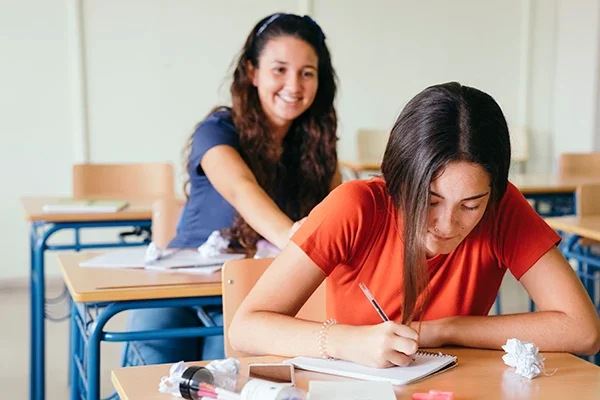 friends-joking-during-class